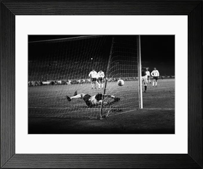 Framed Print : England v West Germany European Nations Cup 1972 1st leg at Wembley Gordon Framed Print : England v West Germany European Nations Cup 1972 1st leg at Wembley Gordon