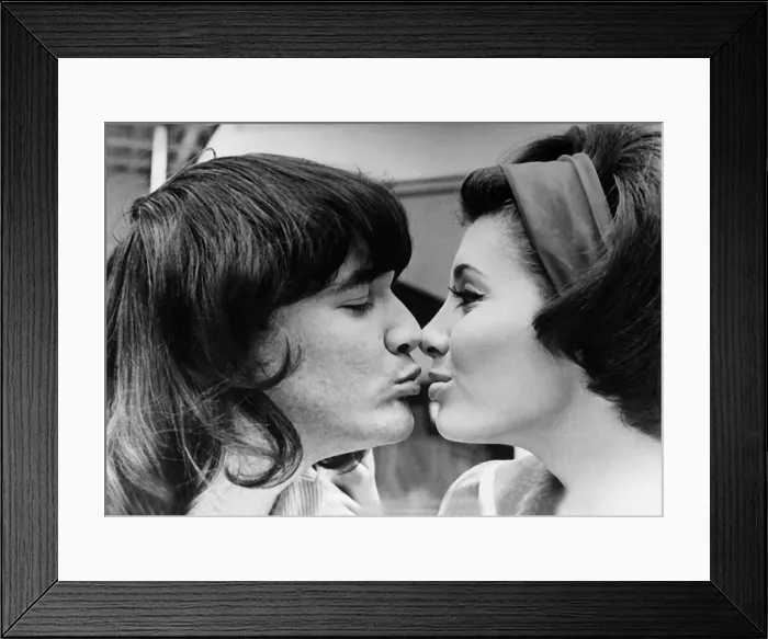 Framed Print : PJ Proby (pop singer) and girlfriend Beverley Adams, 1965 Framed Print : PJ Proby (pop singer) and girlfriend Beverley Adams, 1965