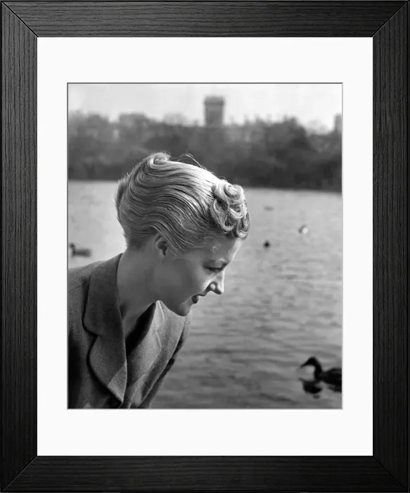 Framed Print : Model Pat Walker, 25, with her Duck'hair-do watching ducks swimming in St Framed Print : Model Pat Walker, 25, with her Duck'hair-do watching ducks swimming in St