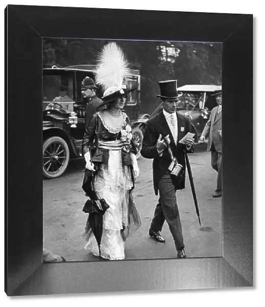 Man and woman arriving for the races at Ascot. July 1926 P008563