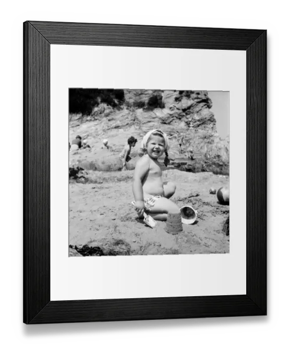 Framed Print : Lovely little Bronwen Harlow aged 3 of Nottingham on a Cornish holiday with her parents