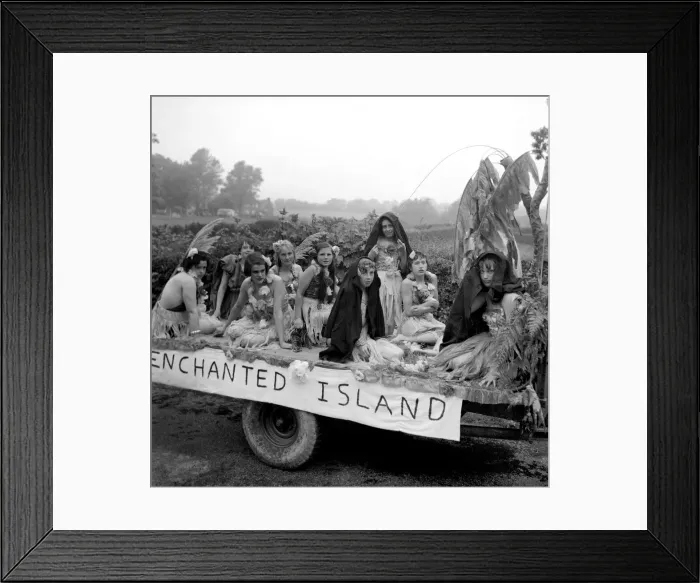 Framed Print : Young girls from Evington village Kent sat on a trailer through very heavy rain when they