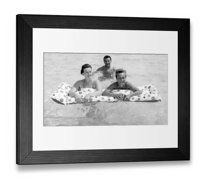 Framed Print : Holidaymakers enjoying the hot weather over the Whitsun Bank Holiday at the Galleon Pool