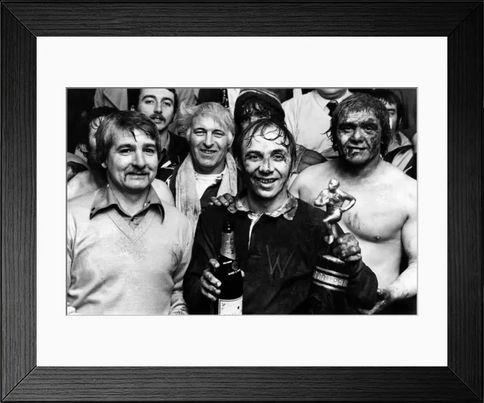 Framed Print : Rugby league cup final Warrington v. Widnes. Warrington captian Parry Gordon holds up