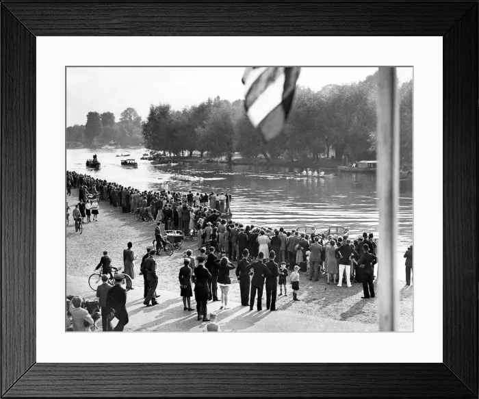 Framed Print : Rowing, crowds gather on the banks of the Thames to see the U Framed Print : Rowing, crowds gather on the banks of the Thames to see the U