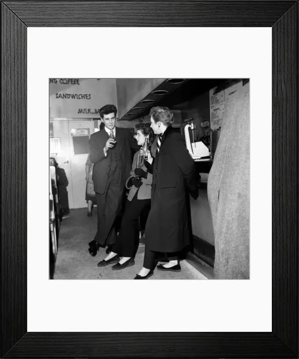 Framed Print : Girls meet up with friends at a coffee bar in Londons West End. November 1953 D7092 Framed Print : Girls meet up with friends at a coffee bar in Londons West End. November 1953 D7092