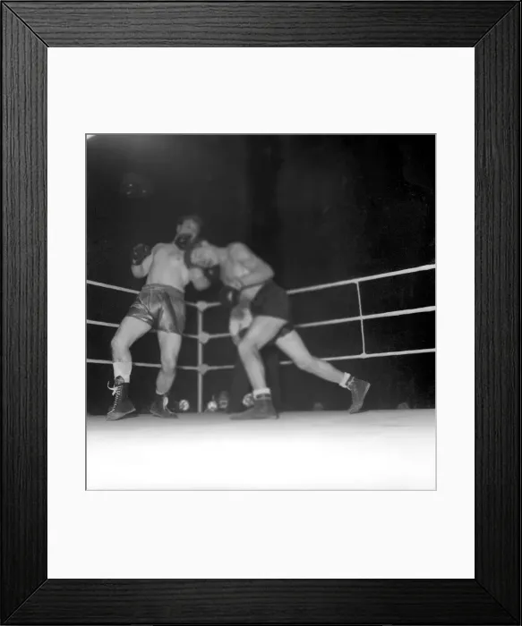 Framed Print : Sport Boxing. The fight between Jack Hobbs (blue shorts yellow stripe