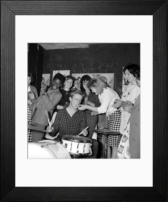 Framed Print : 24 years old Rory Blackwell, urged on by teenage supporters Framed Print : 24 years old Rory Blackwell, urged on by teenage supporters