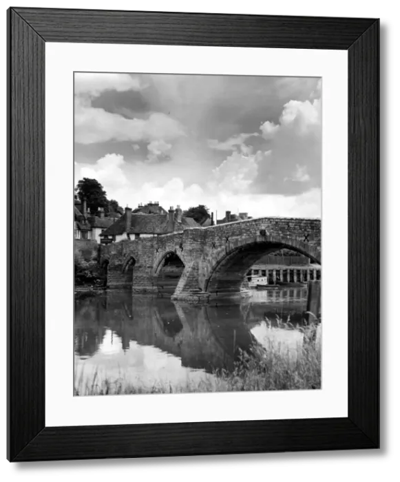 Framed Print : View showing an old bridge crossing the river Medway in the village of Aylesford Framed Print : View showing an old bridge crossing the river Medway in the village of Aylesford