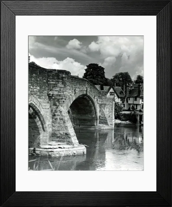 Framed Print : View showing an old bridge crossing the river Medway in the village of Aylesford Framed Print : View showing an old bridge crossing the river Medway in the village of Aylesford