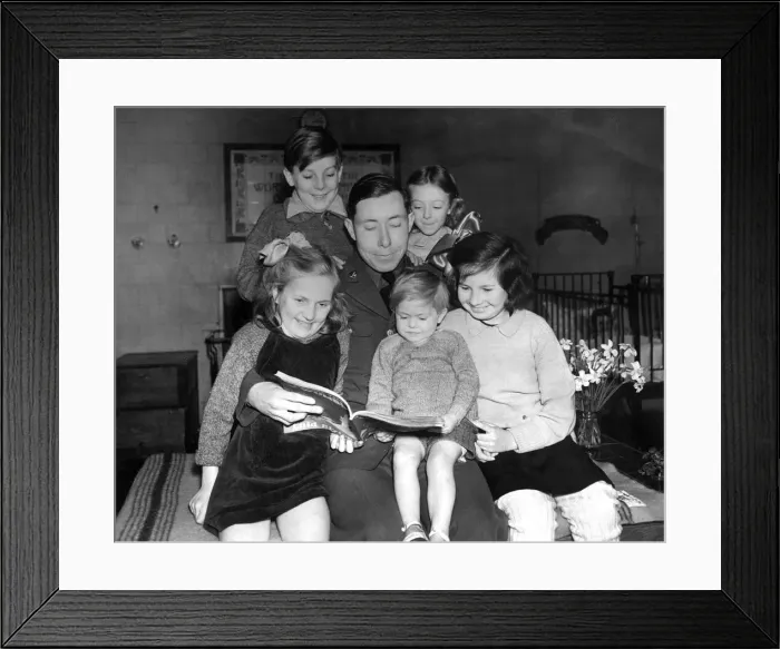 Framed Print : American army soldier Private Mike Murphy entertaining a group of kids by reading them a Framed Print : American army soldier Private Mike Murphy entertaining a group of kids by reading them a