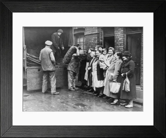 Framed Print : London housewives queue up to receive thier supply of coal from the roundsman Framed Print : London housewives queue up to receive thier supply of coal from the roundsman