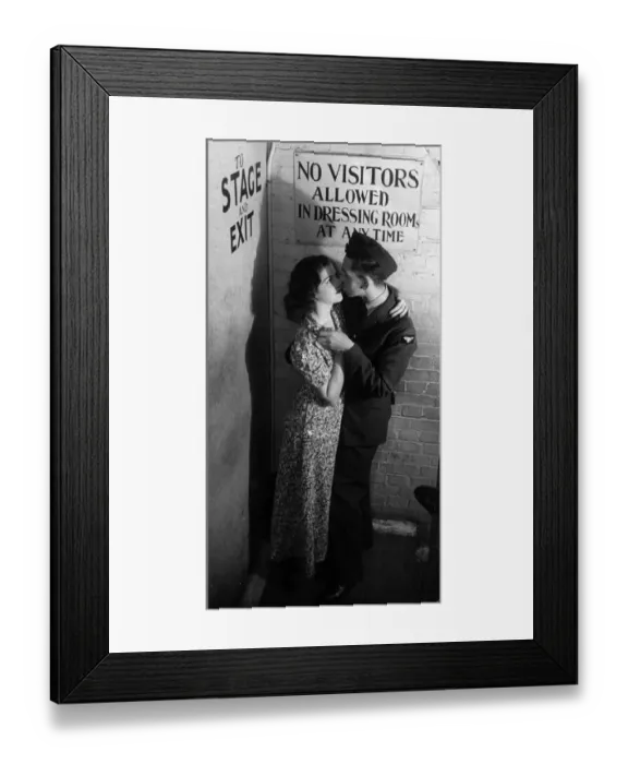 Framed Print : A windmill girl kisses her boyfriend, a pilot in the RAF Framed Print : A windmill girl kisses her boyfriend, a pilot in the RAF