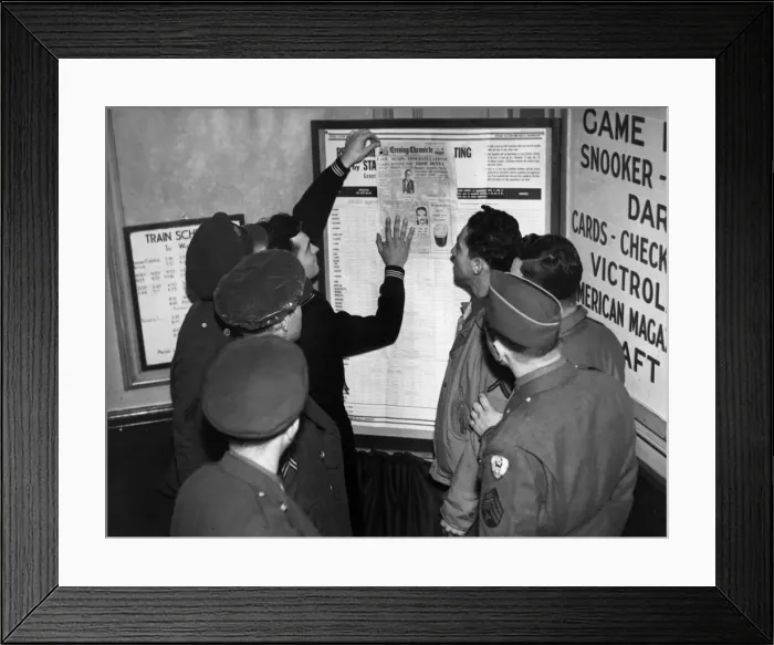 Framed Print : US soldiers catch up on the latest election news from back home at their base in Framed Print : US soldiers catch up on the latest election news from back home at their base in