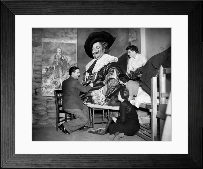 Framed Print : An artist painting the famous Laughing Cavalier in an underground shelter in Westminster Framed Print : An artist painting the famous Laughing Cavalier in an underground shelter in Westminster