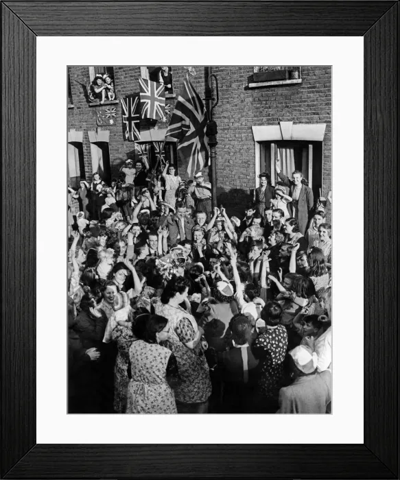 Framed Print : After several years in a German prisoner of war camp, Private Stanley Ford of Fulham