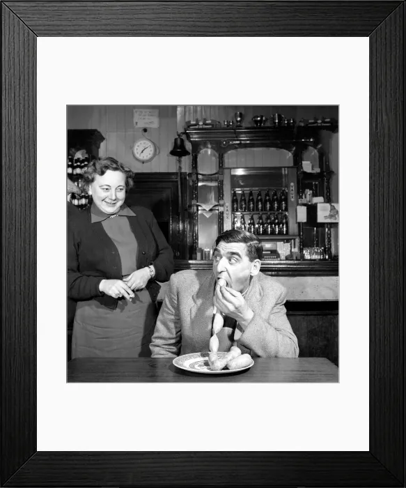 Framed Print : Sausage eating champion: Joe Steele of Bedlington Northumberland champion raw sausage