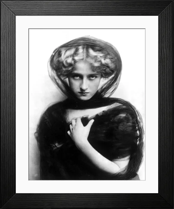 Framed Print : The Daily Mirror beat the record books to the nationOs first glamour competition Framed Print : The Daily Mirror beat the record books to the nationOs first glamour competition