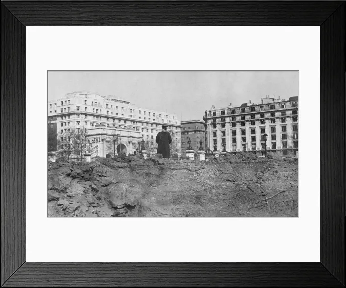 Framed Print : Scene showing the devastation at Orators Corner at Marble Arch in London after a V2 Framed Print : Scene showing the devastation at Orators Corner at Marble Arch in London after a V2