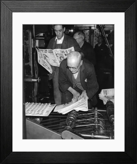 Framed Print : Daily Mirror Newspaper May 1956 Printers and publishing floor workers read