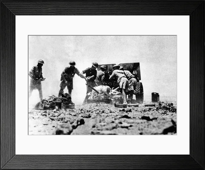 Framed Print : A 25 Pounder of the Royal Artillery seen here in an artillery duel with the Afrika Korps