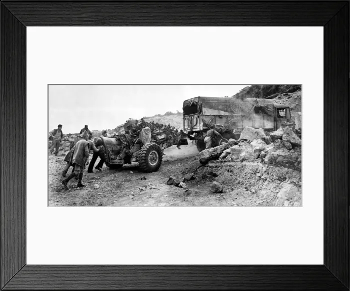 Framed Print : North Africa 1941 Allied tropps struggle with a medium field gun Framed Print : North Africa 1941 Allied tropps struggle with a medium field gun