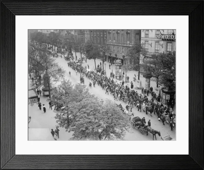 Framed Print : British volunteers for the French Foreign Legion marching through the streets of Paris