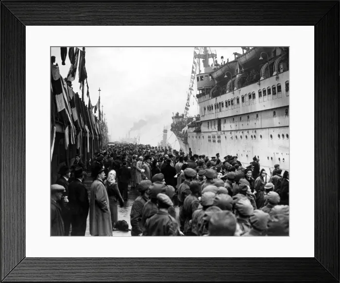 Framed Print : Troopship, The New Holland, arriving in Liverpool with repatriated prisoners of war