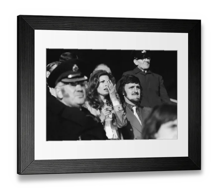 Framed Print : JIMMY HILL AND RAQUEL WELCH November 1972 Framed Print : JIMMY HILL AND RAQUEL WELCH November 1972