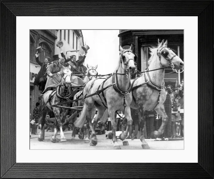 Framed Print : A stagecoach making its way to London from Edinburgh for the first time in 127 years