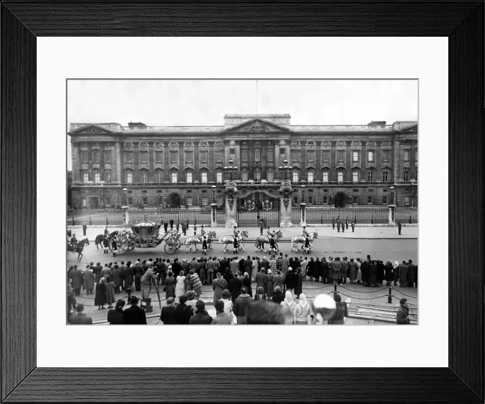 Framed Print : The Royal Coach outside Buckingham Palace Framed Print : The Royal Coach outside Buckingham Palace