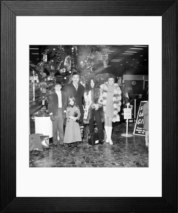 Framed Print : Entertainment: Television Actors: Warren Mitchell left Heathrow airport today with his Framed Print : Entertainment: Television Actors: Warren Mitchell left Heathrow airport today with his