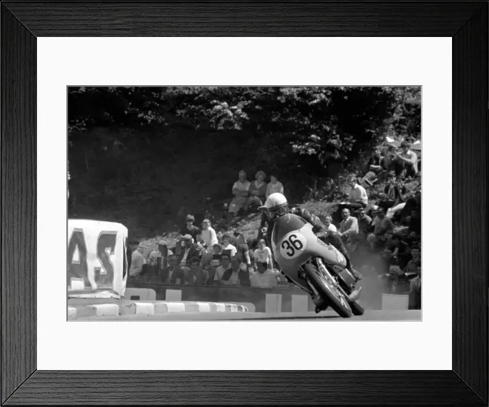 Framed Print : Sport Motorcycling: Isle of Man TT Racing 350 CC Class Junior. June 1969 Z12571-033 Framed Print : Sport Motorcycling: Isle of Man TT Racing 350 CC Class Junior. June 1969 Z12571-033