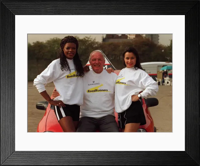Framed Print : Gladiators Nightshade and Vogue with Henry Cooper at the launch of the Sun Alliance Road
