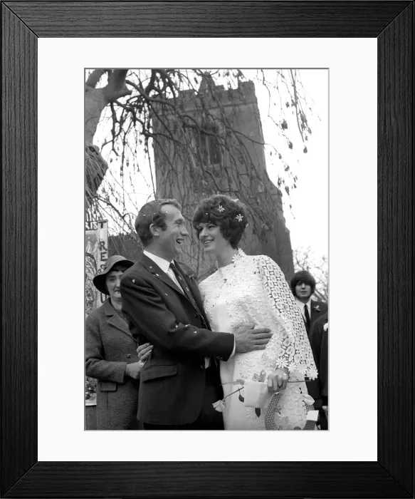 Framed Print : Singer: Sandie Shaw. June 1977 S77-3089 Framed Print : Singer: Sandie Shaw. June 1977 S77-3089