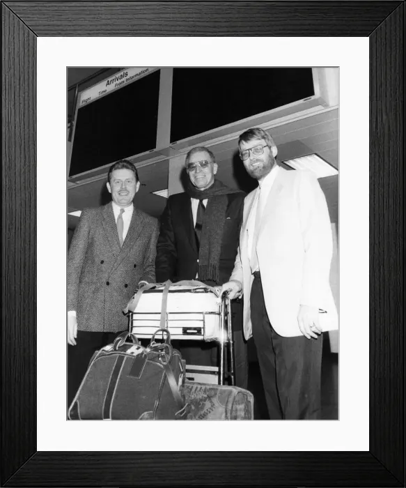 Framed Print : Charlton Heston arrives at Newcastle Airport, greeted by Coun Derek Watson (left