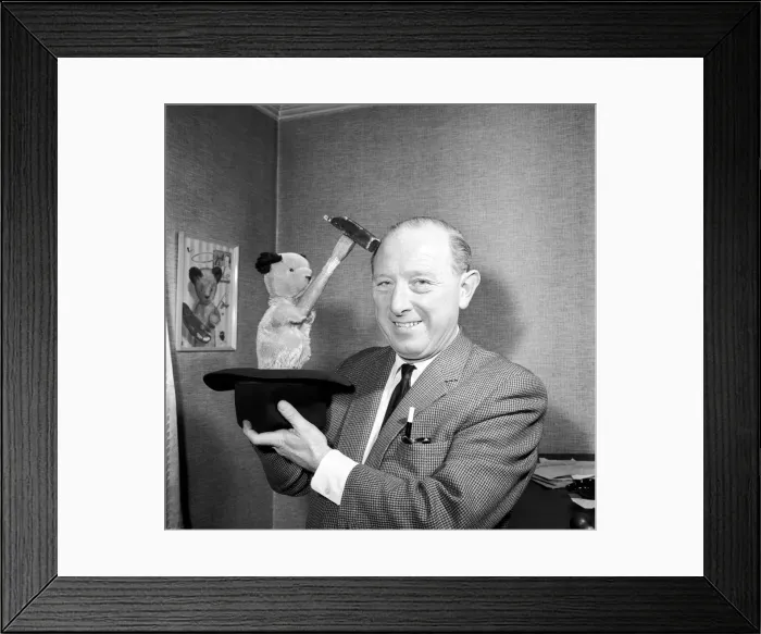 Framed Print : Harry Corbett at home with Sooty. 1960 A1224-011