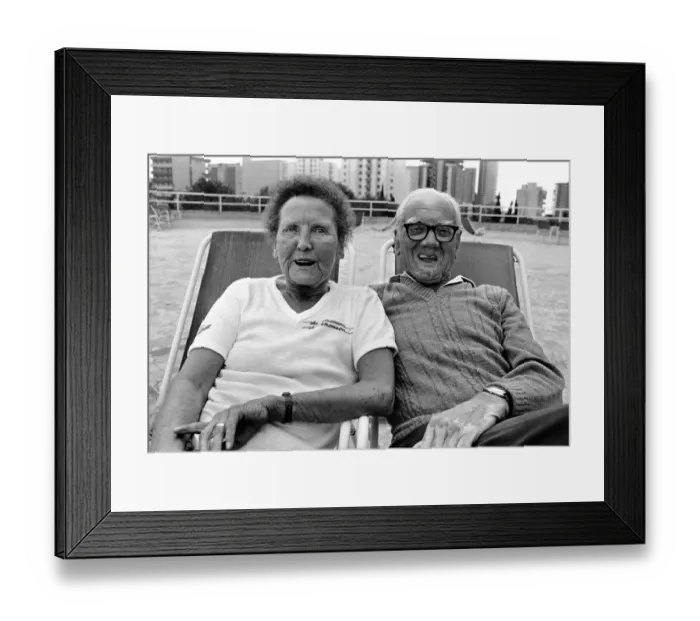 Framed Print : Old People: Holidays: Pensioners enjoying themselves on holiday abroad in Benidorm, Spain Framed Print : Old People: Holidays: Pensioners enjoying themselves on holiday abroad in Benidorm, Spain
