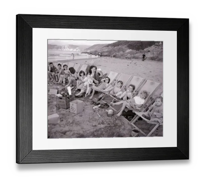 Framed Print : Mrs Mavis Graham and her 12 children seen here having a picnic beside the sea at Bigbury