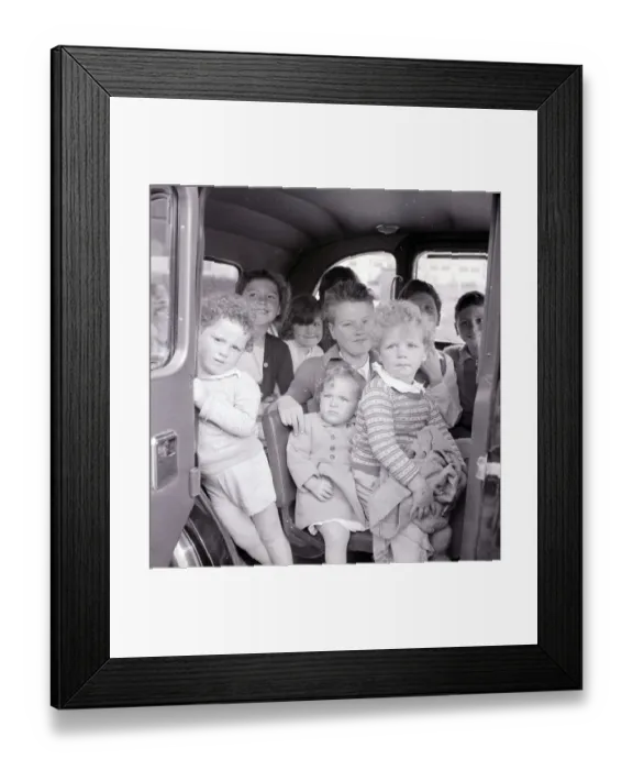 Framed Print : Mrs Mavis Graham and her 12 children seen here arriving at Bigbury on Sea in Devon