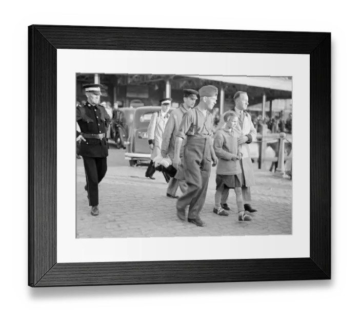 Framed Print : British Expeditionary Forces return from Dunkirk. June 1940. W318H Framed Print : British Expeditionary Forces return from Dunkirk. June 1940. W318H