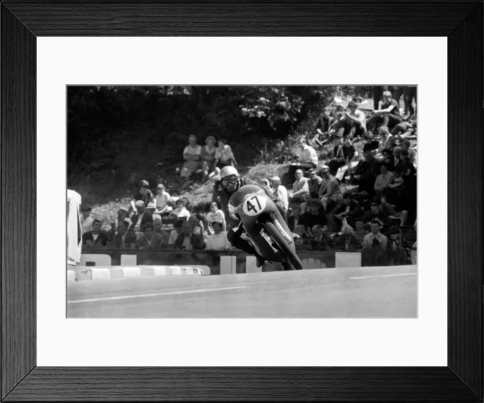 Framed Print : Sport Motorcycling: Isle of Man TT Racing 350 CC Class Junior. June 1969 Z12571-021