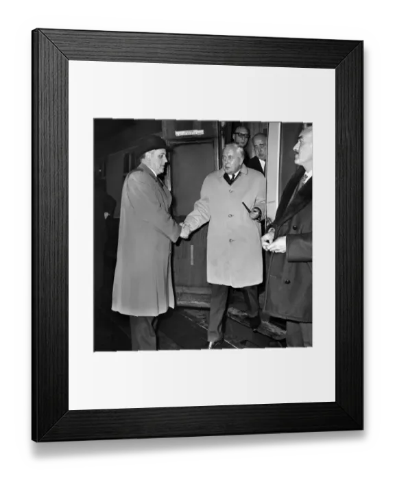 Framed Print : Politics: British Prime Minister Harold Wilson arrving at Lime Street railway station in
