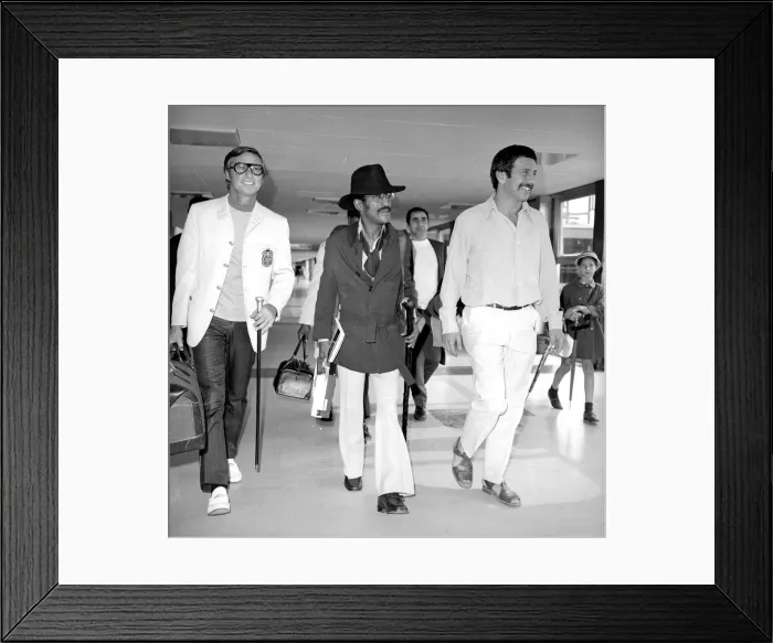 Framed Print : Sammy Davis Jnr at Heathrow, where he is leaving for Tel Aviv with Topol Framed Print : Sammy Davis Jnr at Heathrow, where he is leaving for Tel Aviv with Topol