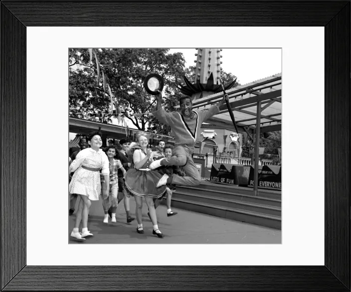 Framed Print : Sammy Davis Jnr rehearsing with some children at Battersea Festival Gardens for his new