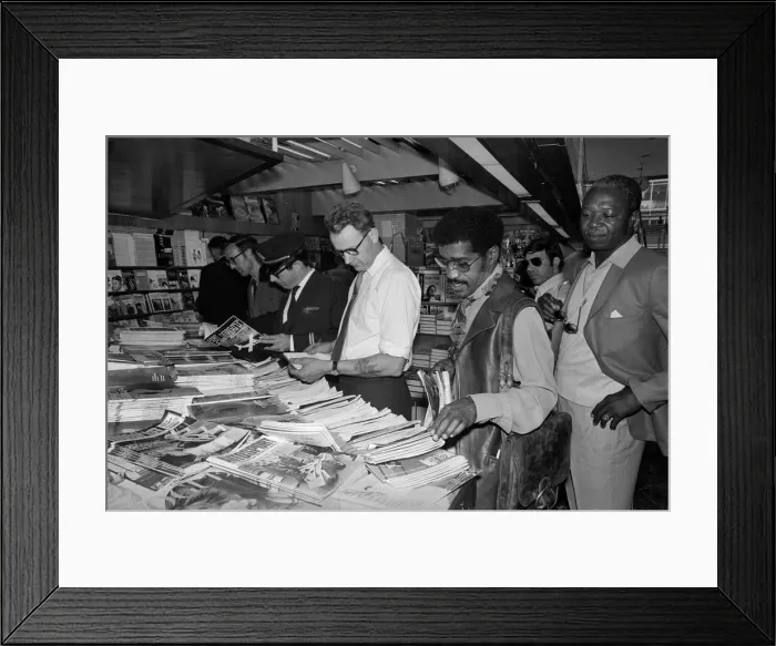 Framed Print : Sammy Davis Jnr at Heathrow before flying out to Tel Aviv Framed Print : Sammy Davis Jnr at Heathrow before flying out to Tel Aviv