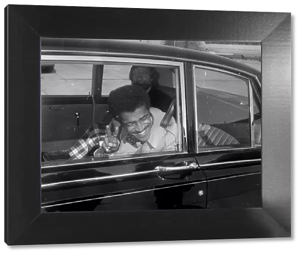 Sammy Davis Jnr arriving at Luton Airport. 26th September 1972 72 9272