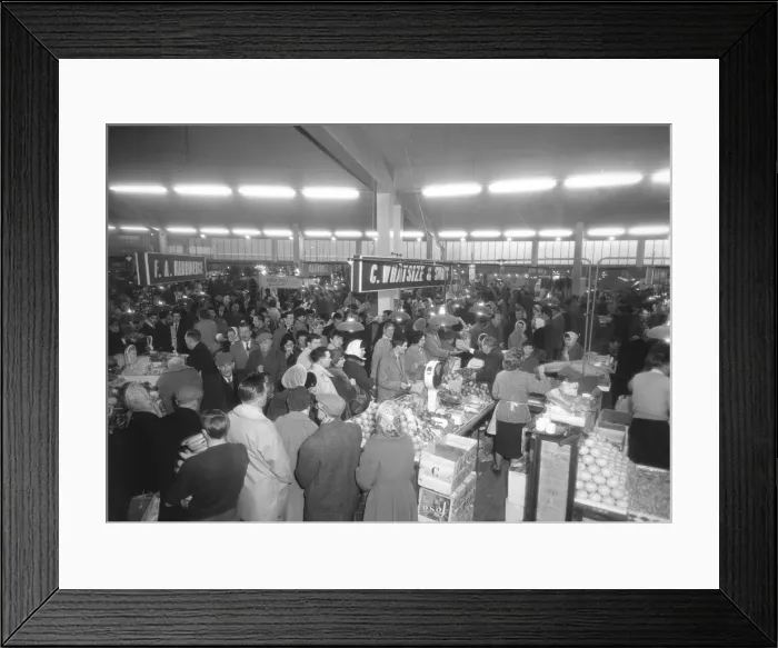 Framed Print : Shoppers queueing to buy their vegetables in readiness for Christmas at Coventry retail Framed Print : Shoppers queueing to buy their vegetables in readiness for Christmas at Coventry retail