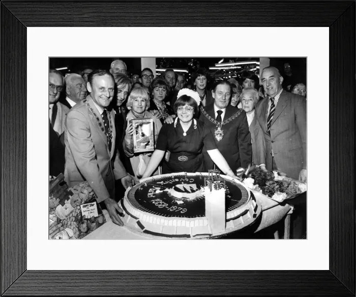 Framed Print : Coventry Retail Market celebrated its 21st birthday today with the cutting of a huge cake Framed Print : Coventry Retail Market celebrated its 21st birthday today with the cutting of a huge cake