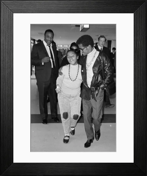 Framed Print : Sammy Davis Jnr arriving at Heathrow with Egey Rhodes the daughter of his band leader